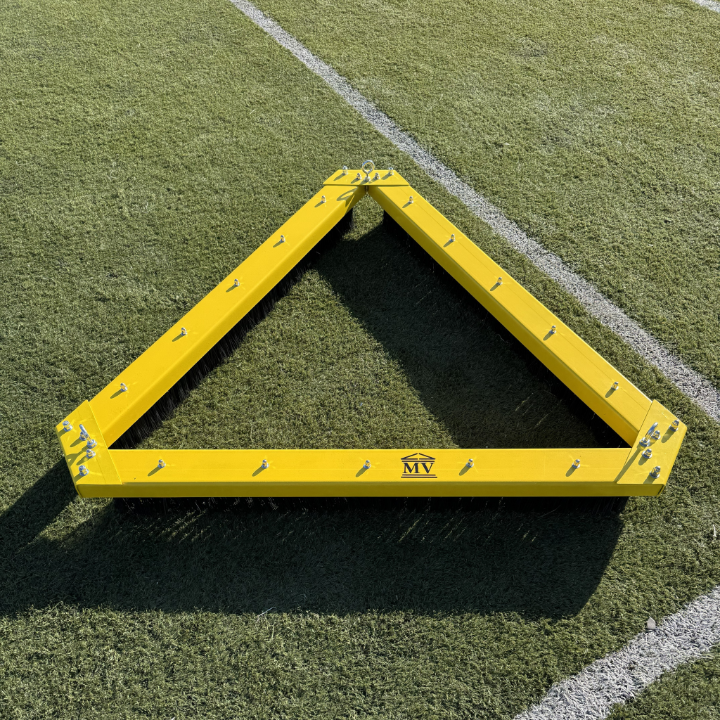 Cepillo Triangular Rastra Color Amarillo sobre Césped Sintético