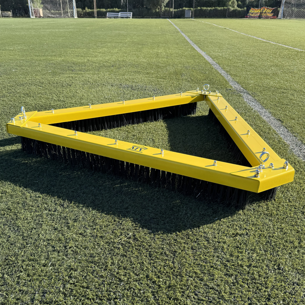 Cepillo Triangular Rastra Color Amarillo sobre Césped Sintético
