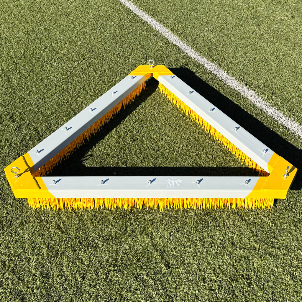 Cepillo Triangular Rastra Color Gris sobre Césped Sintético