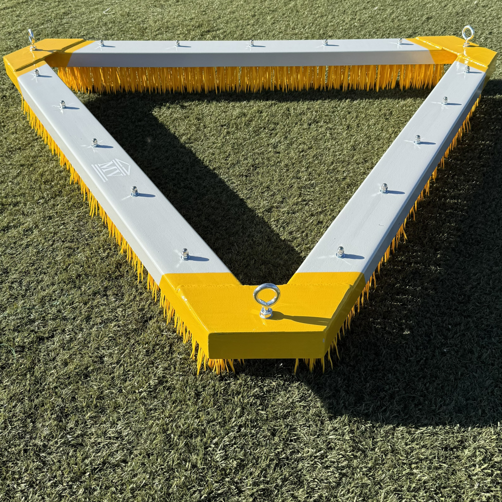 Cepillo Triangular Rastra Color Gris sobre Césped Sintético