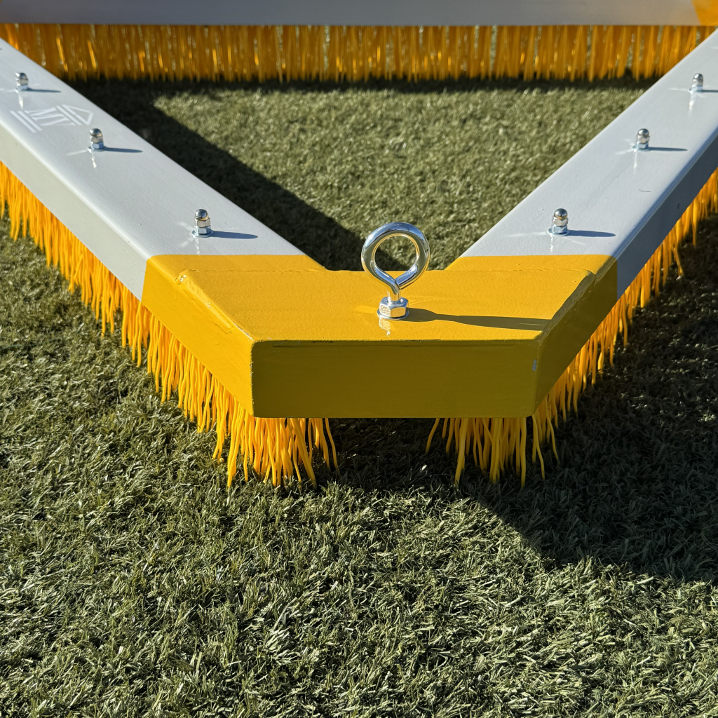 Cepillo Triangular Rastra Color Gris sobre Césped Sintético