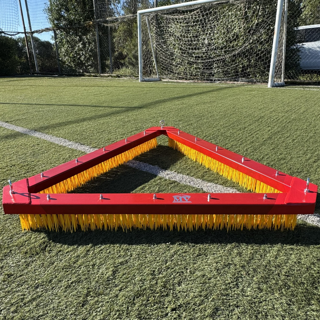 Cepillo Triangular Rastra Color Rojo sobre Césped Sintético