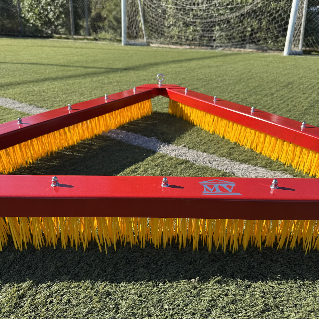 Cepillo Triangular Rastra Color Rojo sobre Césped Sintético